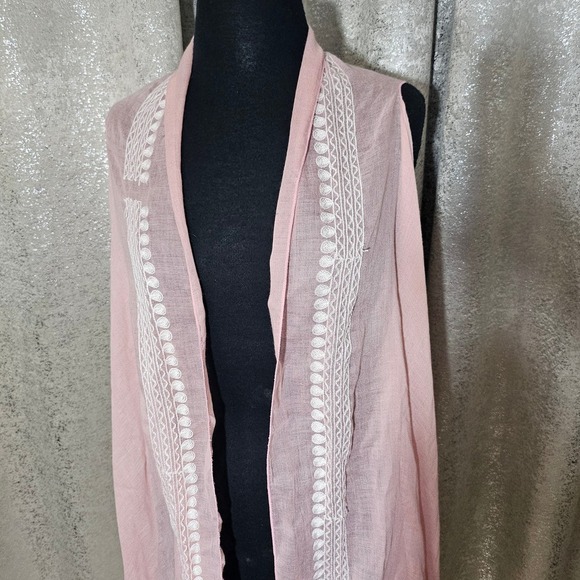 pale pink cape with floral lace trim one size - Picture 3 of 6